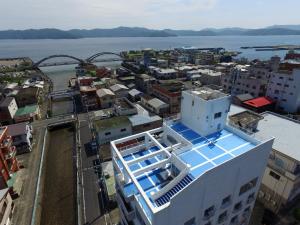 una vista aérea de una ciudad con un cuerpo de agua en Sun Flower City Hotel, en Setouchi