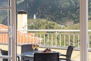 einen Balkon mit Aussicht, einem Tisch und Stühlen in der Unterkunft Cantinho das Feiteiras by Homie in São Vicente