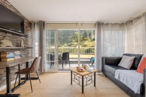 ein Wohnzimmer mit Sofa und Tisch in der Unterkunft Cantinho das Feiteiras by Homie in São Vicente