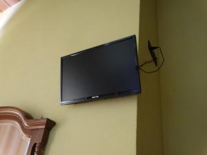 马罗内Agriturismo El Giardì的挂在墙上的平板电视