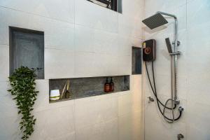 een badkamer met een douche bij Ellie House Phuket Old Town in Ban Rangeng