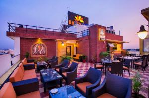 Hotel Kapish Smart-All Pure Veg tesisinde bir restoran veya yemek mekanı