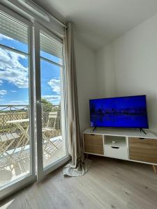 TV a/nebo společenská místnost v ubytování Magic Stay Disney, Wifi Parking