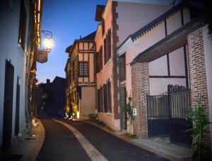 an empty street in an alley with buildings at Cottage Mackinley, séjour convivial, jeux, grand sapin de Noël, et contes,15 pers, Centre Historique, gare TER in Aubigny-sur-Nère