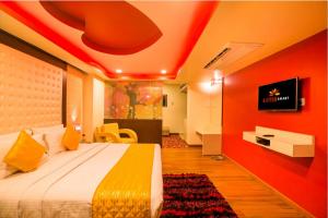 TV a/nebo společenská místnost v ubytování Hotel Kapish Smart-All Pure Veg