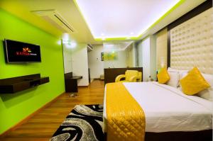 TV a/nebo společenská místnost v ubytování Hotel Kapish Smart-All Pure Veg