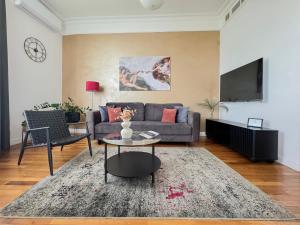 弗罗茨瓦夫Prestige Apartment - Elegant & Quiet Stay 3 rooms 90m2 - AS Home Apartamenty Rynek 508的客厅里有一张沙发和一台电视