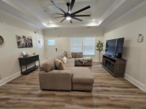 Una sala de estar con un sofá y un ventilador de techo. en Seabreeze Pines, en Crawfordville