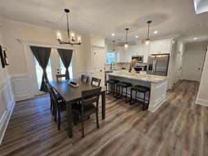 Una cocina y un comedor con mesa y sillas. en Seabreeze Pines, en Crawfordville