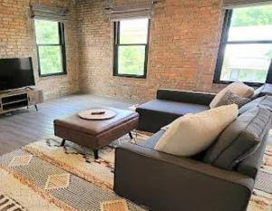 Posezení v ubytování Jungle House Columbus Short North Downtown Free Parking - Walk to Convention Center & Nationwide Arena - 4BR Luxury Home - Sleeps 16 - Over 5,800 Five Star Stays + 20 fotografií