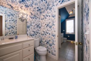 een badkamer met blauw en wit bloemenbehang bij Alvarez II in Edisto Island +37 foto's