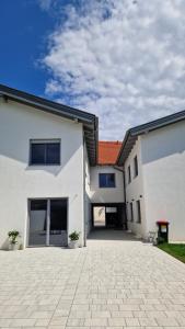 ブライテンブルンにあるAppartements Stadlerのレンガ造りの大きな白い建物