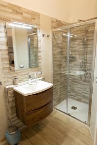 een badkamer met wastafel en douche bij Le Casarelle in Gaeta
