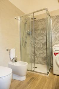 een badkamer met douche, toilet en wastafel bij Le Casarelle in Gaeta +43 foto's