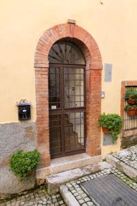 een toegang tot een gebouw met een deur bij Le Casarelle in Gaeta