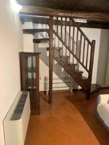 een woonkamer met een trap en een bank bij Perugia Historic center house in Perugia