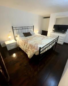 een slaapkamer met een groot bed en twee nachtkastjes bij Perugia Historic center house in Perugia