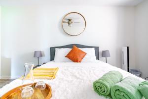 Postel nebo postele na pokoji v ubytování Jungle House Luxury Homes - Columbus Downtown Short North - Steps to Convention Center & Nationwide Arena - Sleeps up to 24 - Free Parking - Over 5,800 Five Stars + 122 fotografií