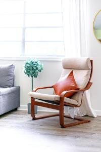 Posezení v ubytování Jungle House Columbus Short North Downtown Free Parking - Steps to Convention Center & Nationwide Arena - 2BR Luxury Home - Sleeps 12 - Over 5,800 Five Star Stays + 79 fotografií