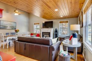 TV a/nebo společenská místnost v ubytování Less Than 1 Mi to Dtwn Ogunquit! Coastal Family Retreat