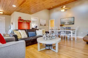 Posezení v ubytování Less Than 1 Mi to Dtwn Ogunquit! Coastal Family Retreat