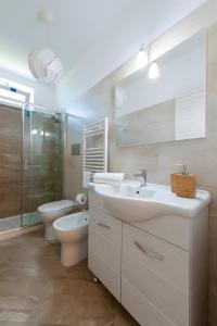 een badkamer met een wastafel, een toilet en een douche bij Villa Marilena in Marina di Casalvelino