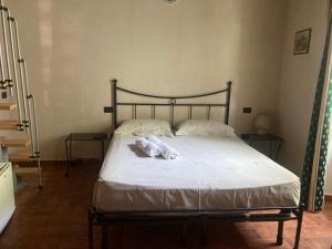 马罗内Agriturismo El Giardì的卧室里的一张床上有两条毛巾