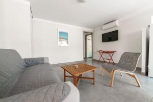 a living room with a couch and a table at Mano&Nino in Nyons