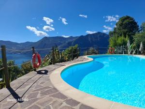 马罗内Agriturismo El Giardì的可以看到山景的游泳池