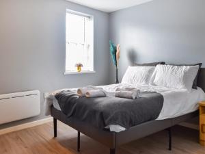 Postel nebo postele na pokoji v ubytování Apartment 4 - Uk50138