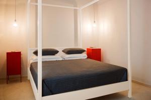 une chambre avec un lit blanc avec deux oreillers dans l'établissement Re Federico Appartamento Deluxe, à Syracuse