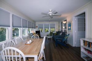 een eetkamer en woonkamer met een tafel en stoelen bij Rich Tymes in Edisto Island