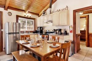eine Küche mit Tisch und Stühlen und einem Kühlschrank in der Unterkunft Bear Tracks Ski Haus Retreat- Hot Tub- Pool Table in Big Bear Lake