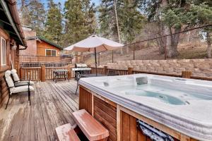 ein Whirlpool auf der Terrasse eines Hauses in der Unterkunft Bear Tracks Ski Haus Retreat- Hot Tub- Pool Table in Big Bear Lake