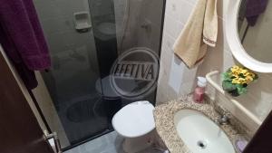 a bathroom with a shower and a toilet and a sink at Triplex no Centro e Pertinho da Praia in Guaratuba