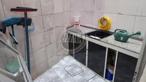 グァラトゥバにあるTriplex near the beach and downtownのシンクとカウンタートップのあるキッチン +14枚の写真