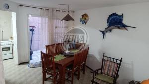 グァラトゥバにあるTriplex near the beach and downtownのダイニングルーム(テーブル、鏡付)