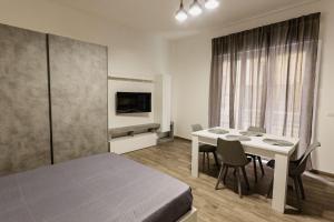 Телевизор и/или развлекательный центр в Vicolo Mediterraneo Apartment