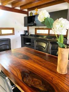 Η κουζίνα ή μικρή κουζίνα στο Oru Forest Retreat & Eco Lodge, just 15 minutes from the airport