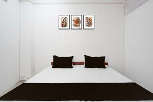 Postel nebo postele na pokoji v ubytování Hotel O Vijay Palace