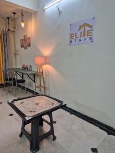 une table de ping-pong au milieu d'une pièce dans l'établissement Elite Stays Viman Nagar, à Pune