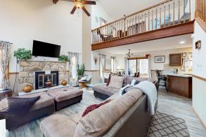 ein Wohnzimmer mit Couch und Kamin in der Unterkunft Burntwood Retreat in East Stroudsburg