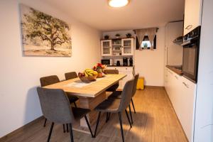 TV a/nebo společenská místnost v ubytování Riverside Home Laura