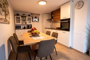 Kuchyň nebo kuchyňský kout v ubytování Riverside Home Laura