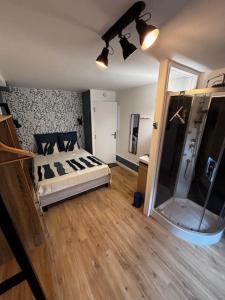 Postel nebo postele na pokoji v ubytování Auberge Maillebois chambre Lison