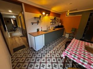 Kuchyň nebo kuchyňský kout v ubytování Auberge Maillebois chambre Lison