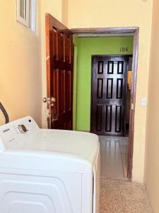 a laundry room with a washing machine and a door at Hotel Urban Guest in Estación La Ermita
