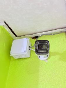 a camera on the corner of a room at Hotel Urban Guest in Estación La Ermita