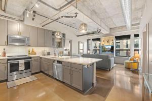 een grote keuken met roestvrijstalen apparatuur en een woonkamer bij Sable 205 - Two Bedroom in Minneapolis