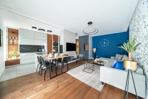 Η κουζίνα ή μικρή κουζίνα στο Konstelacja Gwiazd Apartament +8 φωτογραφίες